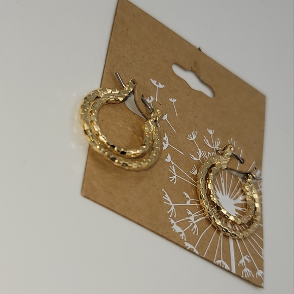 Fashion gold tone dainty Hoop earrings - Picture 4 of 5